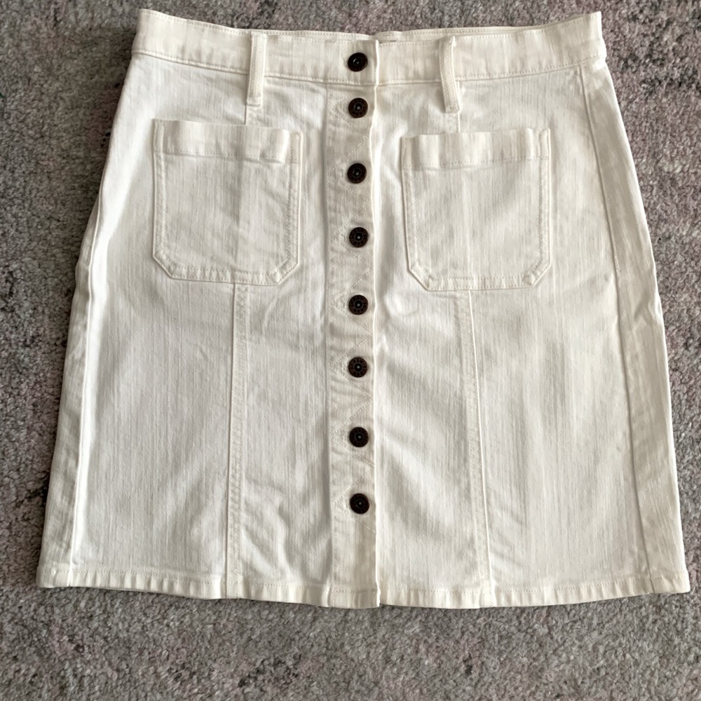 J. Crew Stretch Off-White Denim A-line Skirt with bronze buttons, size 6